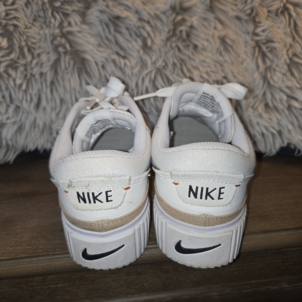 Nike White and Black Sneakers - Picture 2 of 3